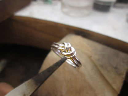 Anillo nudo color natural.