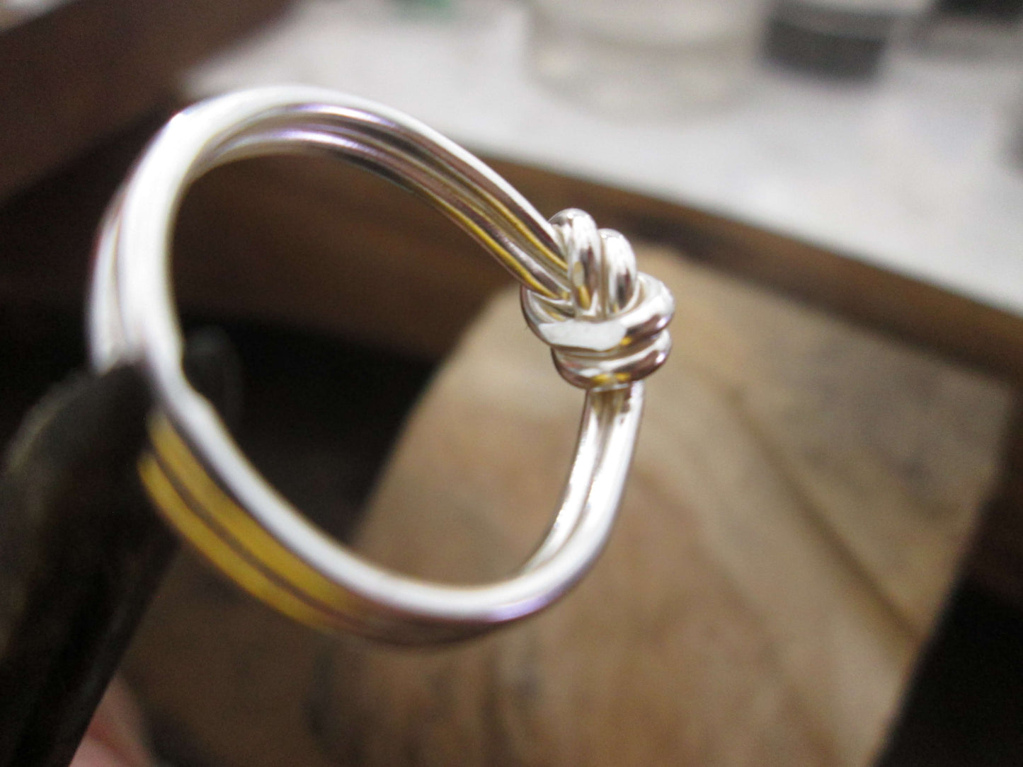 Anillo nudo color natural.