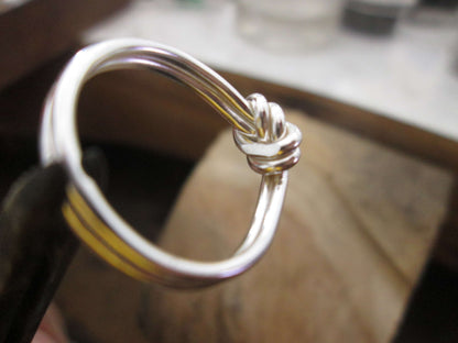 Anillo nudo color natural.