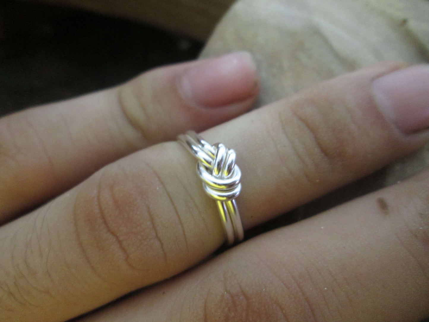 Anillo nudo color natural.