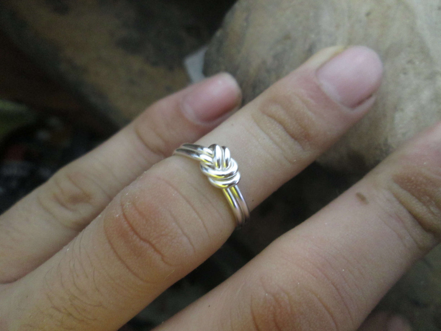 Anillo nudo color natural.