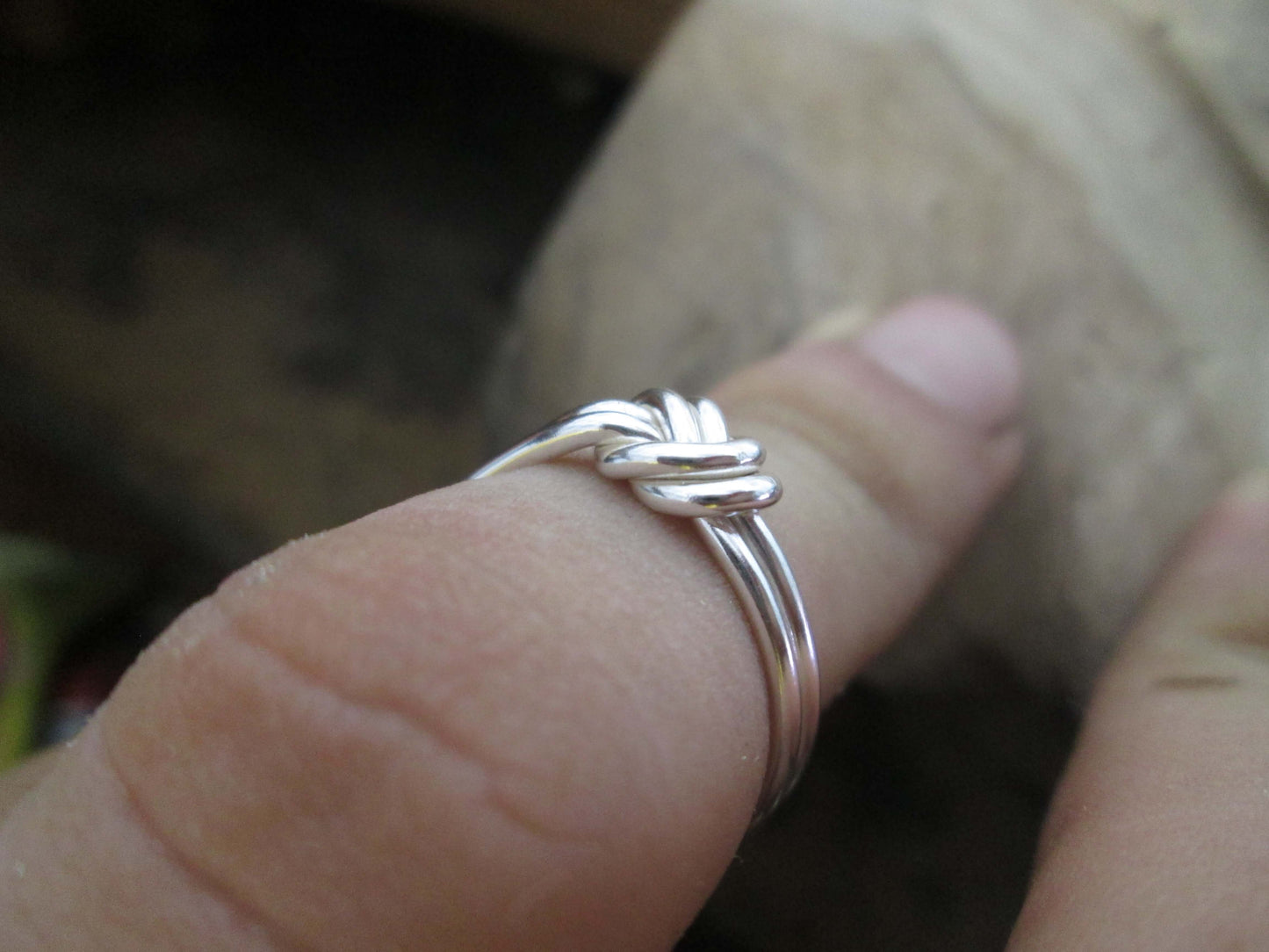 Anillo nudo color natural.