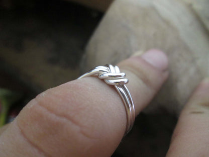 Anillo nudo color natural.