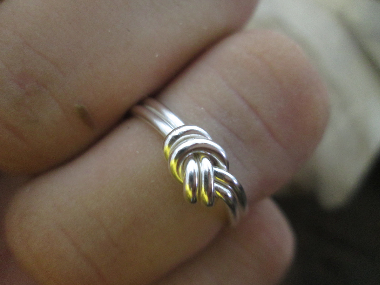 Anillo nudo color natural.
