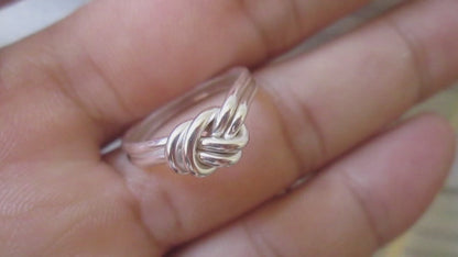 Anillo nudo color natural.